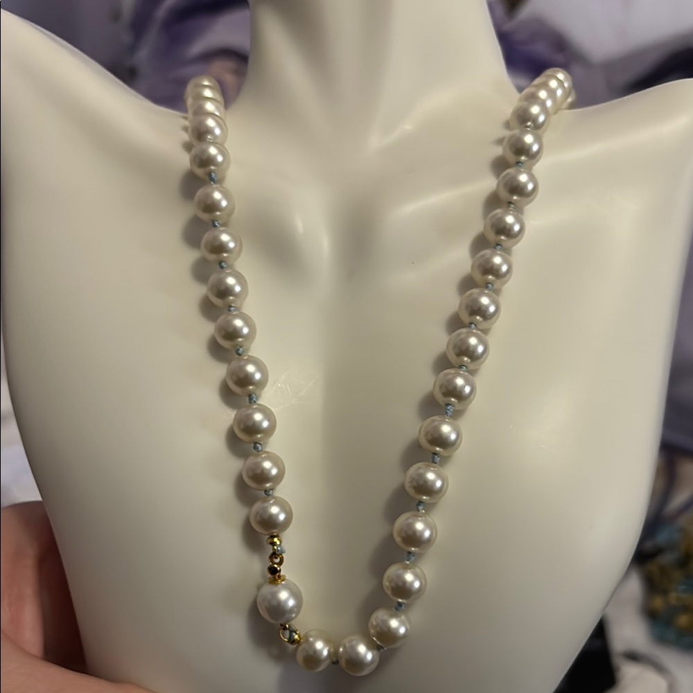 Elegant Pearl Necklace with Gold Accents